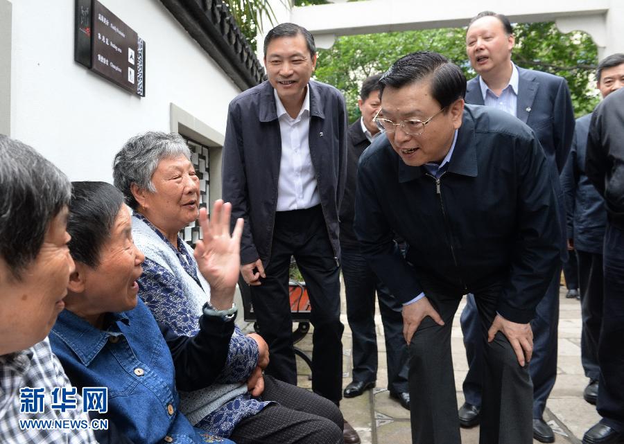 這是5月10日，張德江來到杭州市小營街道調研，并與市民親切交談。新華社記者 馬占成 攝 