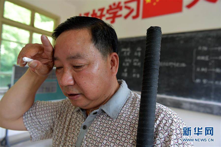 （中國網事·感動2019·圖文互動）（2）鄉村教師高自仁：60多根拐杖，撐起42年教學路