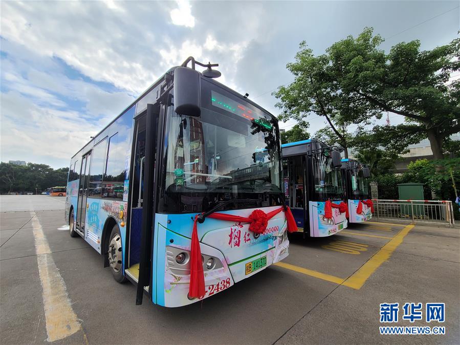 (圖文互動)(1)“石榴紅”里的民族情——廣西柳州首發(fā)民族團結(jié)公交專線見聞