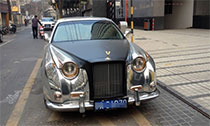 勞斯萊斯違停堵單位大門(mén) 車(chē)主關(guān)機(jī)急壞保安