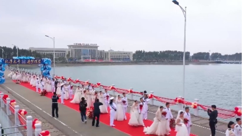 乘風破浪來娶你！海軍某部30對新人舉行集體婚禮