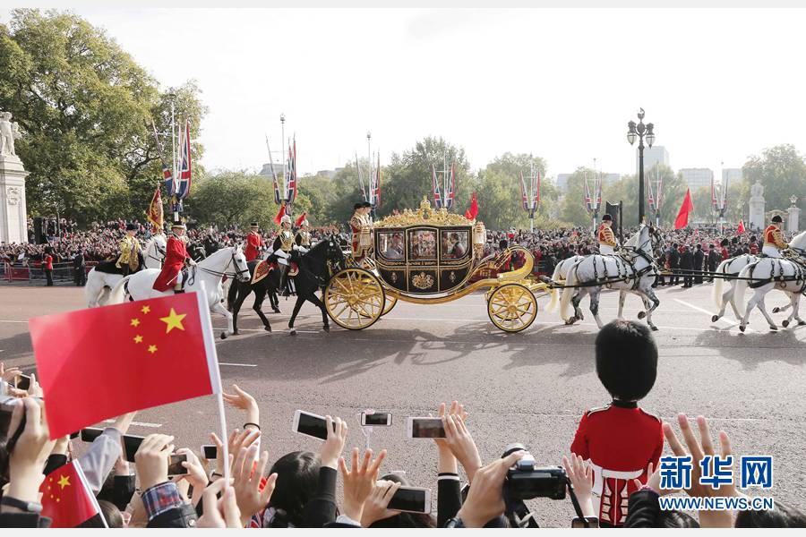 這是習(xí)近平和夫人彭麗媛在女王夫婦陪同下，乘坐皇家馬車前往白金漢宮下榻。新華社記者 周磊 攝