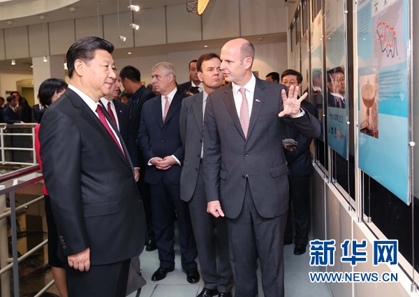 10月22日，國家主席習近平在倫敦參觀國際移動衛星公司。新華社記者 姚大偉 攝 