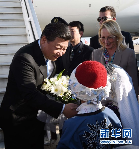 11月14日，國家主席習近平抵達土耳其安塔利亞，應土耳其共和國總統埃爾多安邀請，出席二十國集團領導人第十次峰會。這是土耳其兒童向習近平主席獻花。新華社記者 饒愛民 攝 