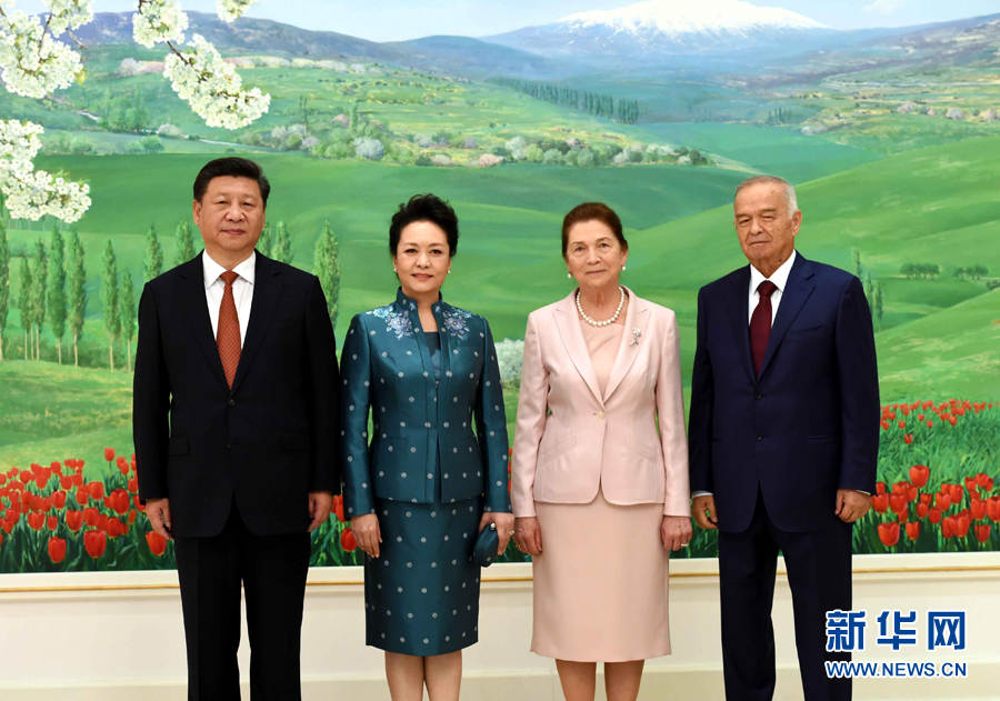 6月22日，國家主席習近平在塔什干庫克薩萊國賓館同烏茲別克斯坦總統卡里莫夫舉行會談。會談前，習近平出席卡里莫夫舉行的歡迎儀式。習近平和夫人彭麗媛受到卡里莫夫和夫人卡里莫娃熱情迎接。新華社記者饒愛民攝
